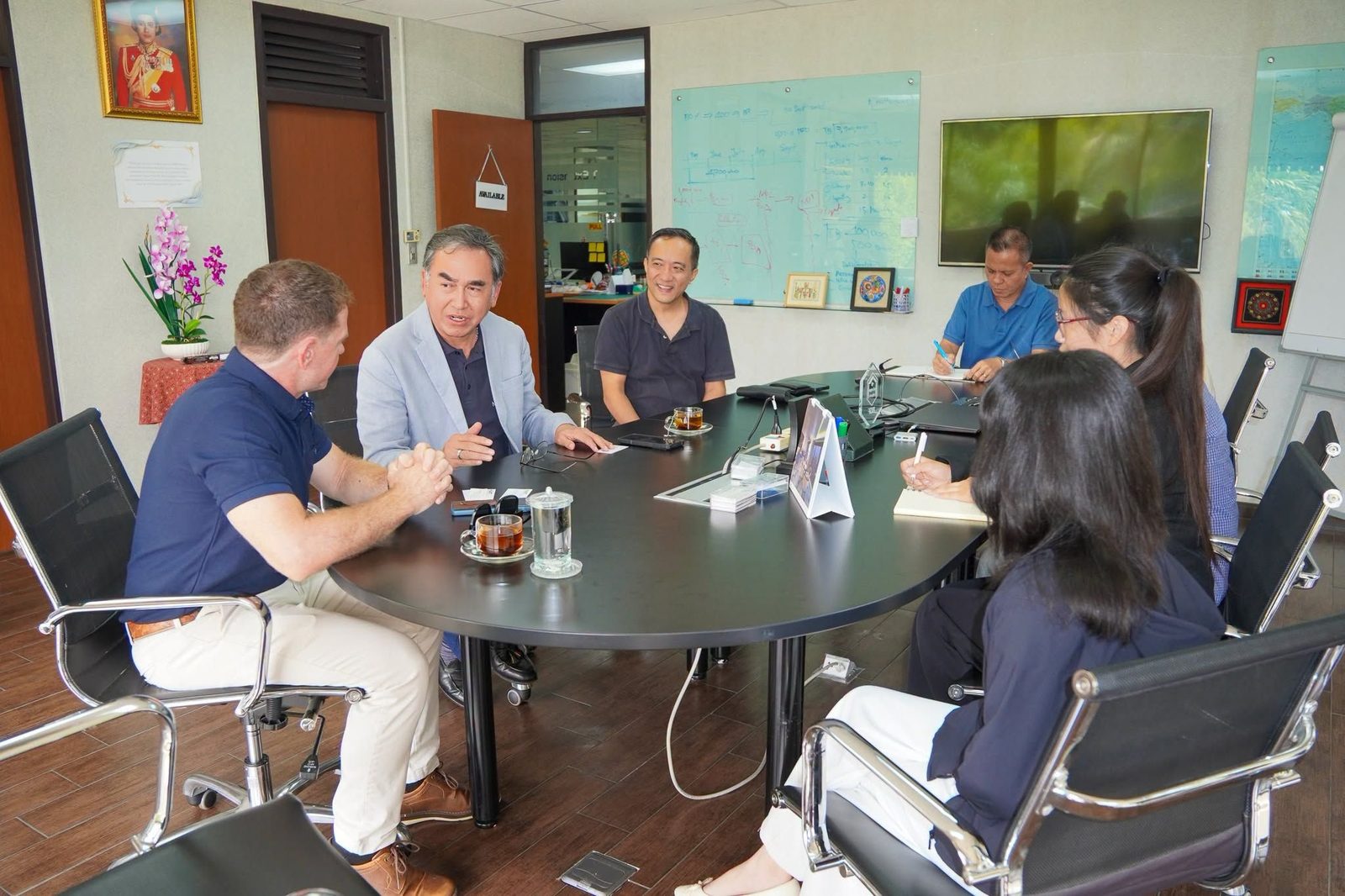 A discussion with the AIT Extension team around a conference table during the visit